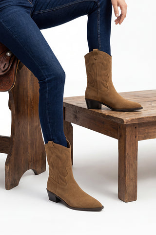 Kadın Sivri Burun Nakışlı Western Bot Nilva - Taba Süet