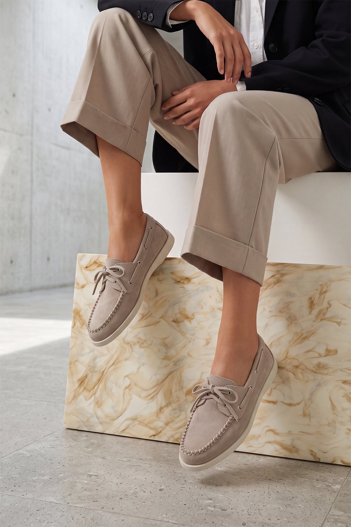 Marjin Mistor Bej Süet hakiki deri bağcıklı loafer kumaş pantolon ve blazer kombiniyle model üzerinde