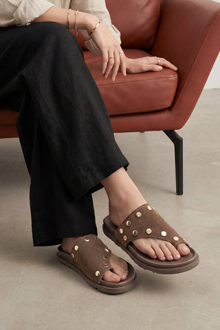 Kadın Hakiki Deri Parmak Arası Zımbalı Günlük Terlik Nobi - Kahve Süet