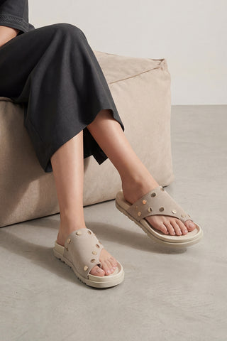 Kadın Hakiki Deri Parmak Arası Zımbalı Günlük Terlik Nobi - Bej Süet