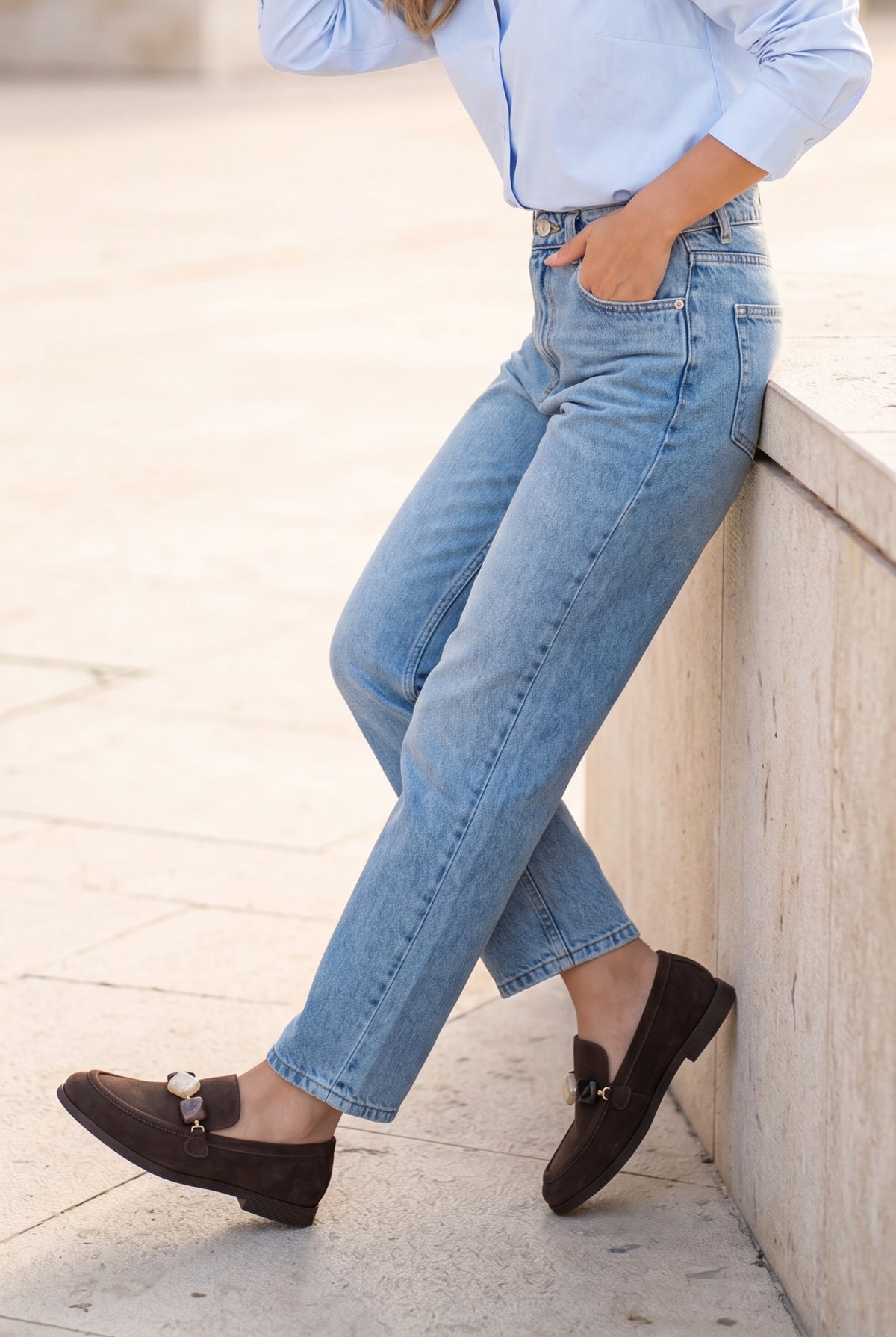 Marjin Meniva Kahve Süet kadın taşlı loafer model üzerinde