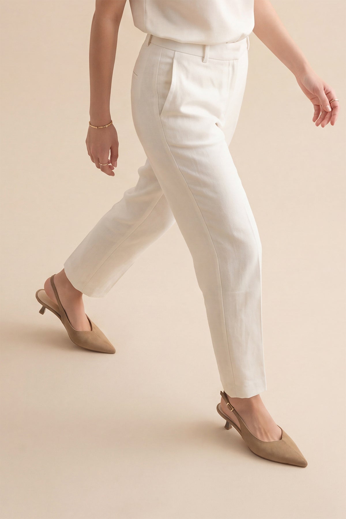 Marjin Orvani Camel Süet kısa topuklu stiletto beyaz pantolon kombiniyle model üzerinde