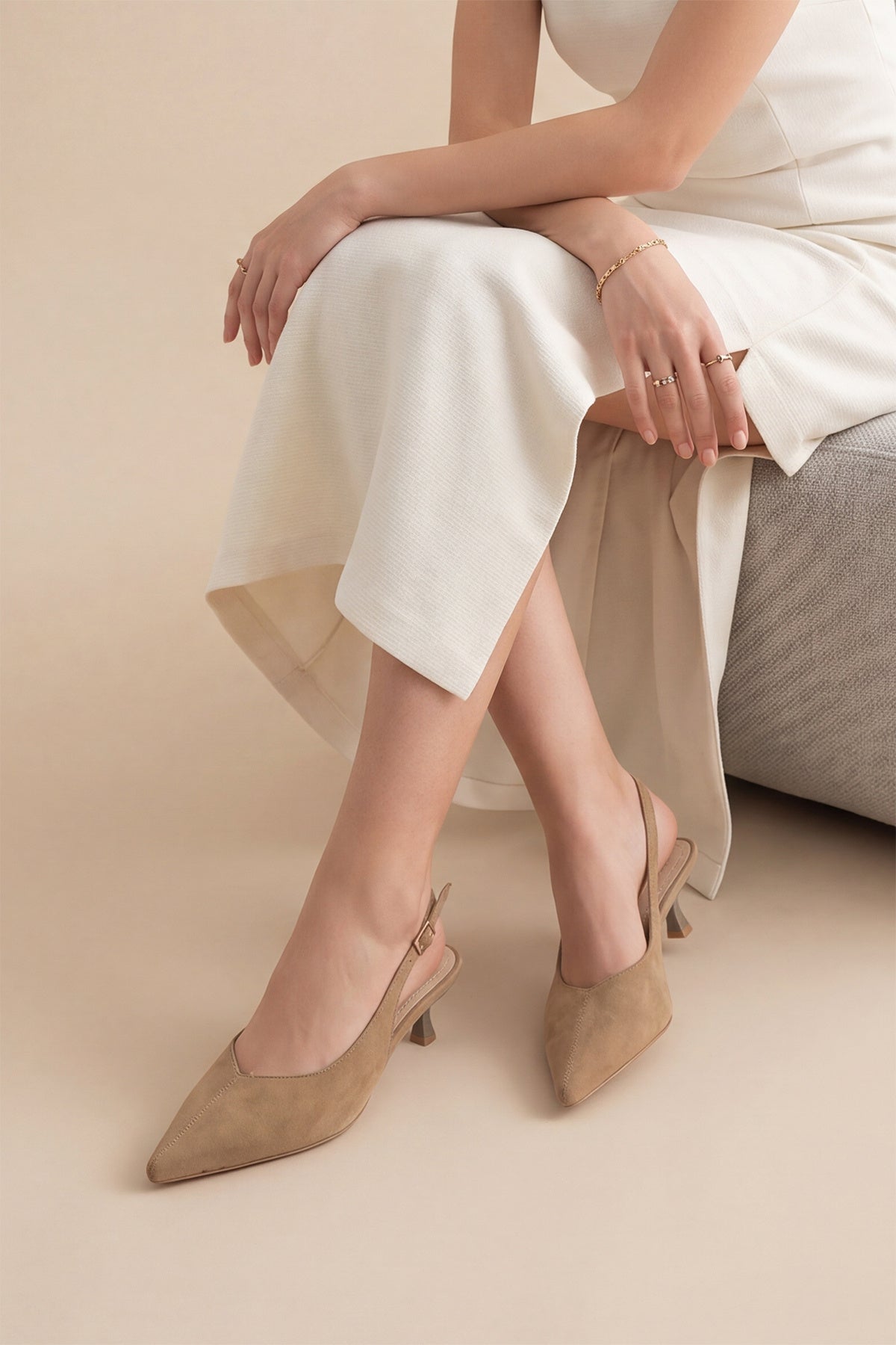 Marjin Orvani Camel Süet kısa topuklu stiletto model üzerinde