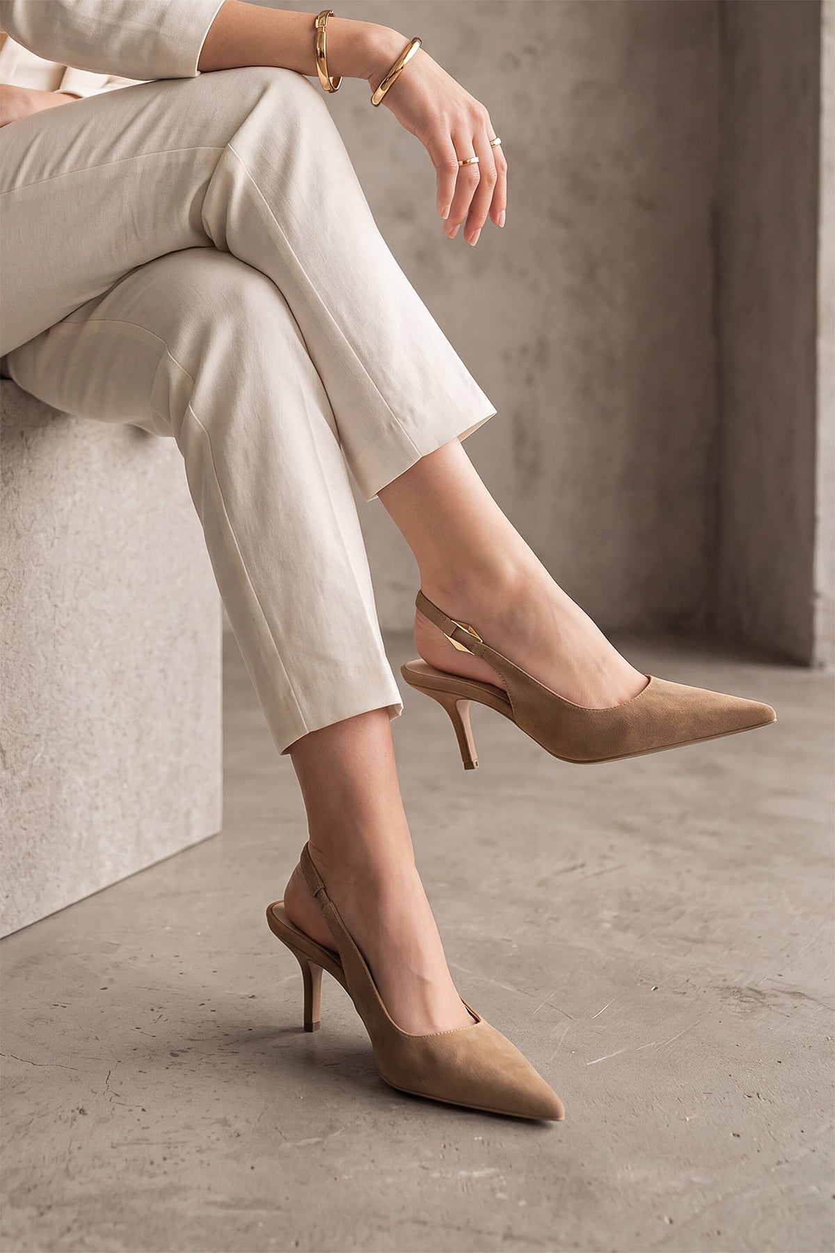 Marjin Henka Camel Süet tokalı stiletto açık renk pantolon takımıyla model üzerinde