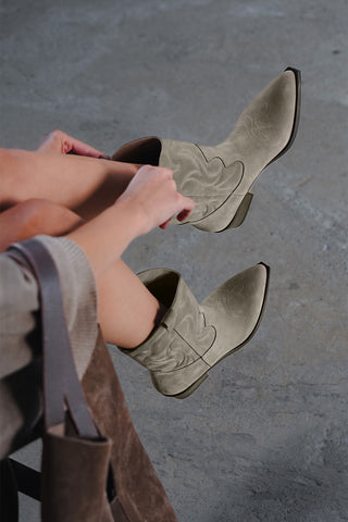 Kadın Sivri Burun Nakışlı Western Bot Nilva - Vizon Süet