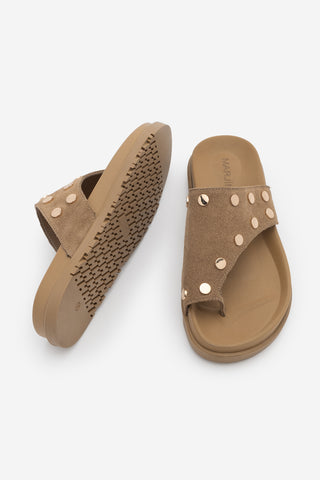 Kadın Hakiki Deri Parmak Arası Zımbalı Günlük Terlik Nobi - Camel Süet