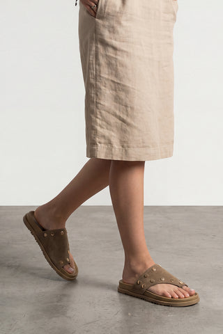 Kadın Hakiki Deri Parmak Arası Zımbalı Günlük Terlik Nobi - Camel Süet