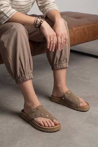 Kadın Hakiki Deri Parmak Arası Zımbalı Günlük Terlik Nobi - Camel Süet