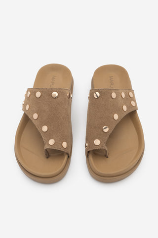 Kadın Hakiki Deri Parmak Arası Zımbalı Günlük Terlik Nobi - Camel Süet