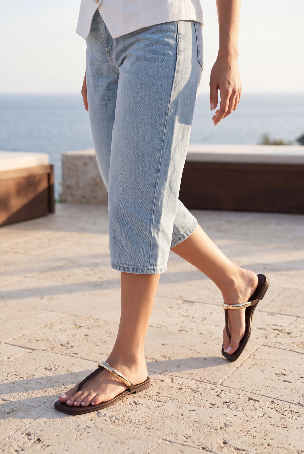 Marjin Lusina Kahve Saten altın metal aksesuarlı parmak arası terlik denim şortla model üzerinde