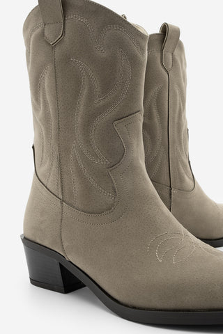 Kadın Sivri Burun Nakışlı Western Bot Nilva - Vizon Süet