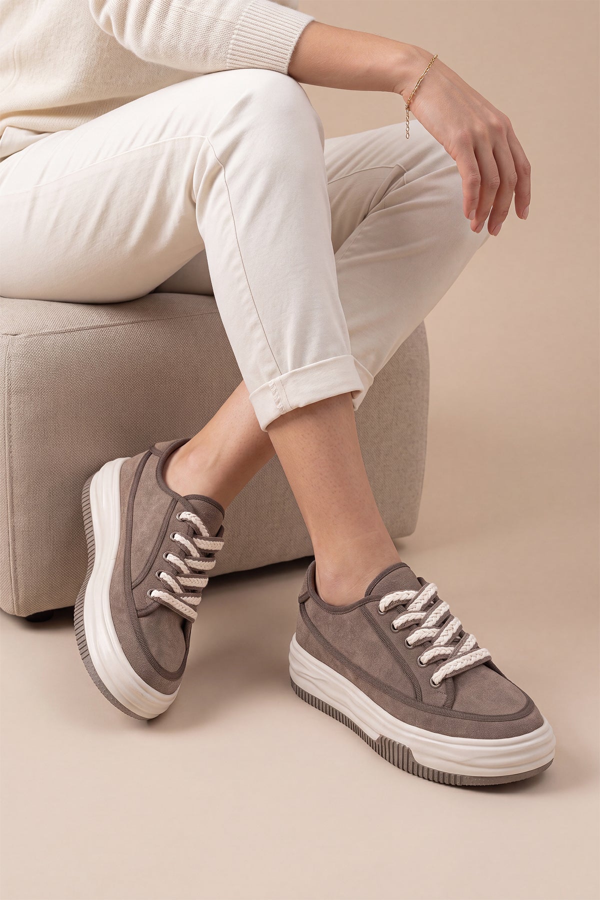 Kotnel vizon kalın taban sneaker model üzerinde
