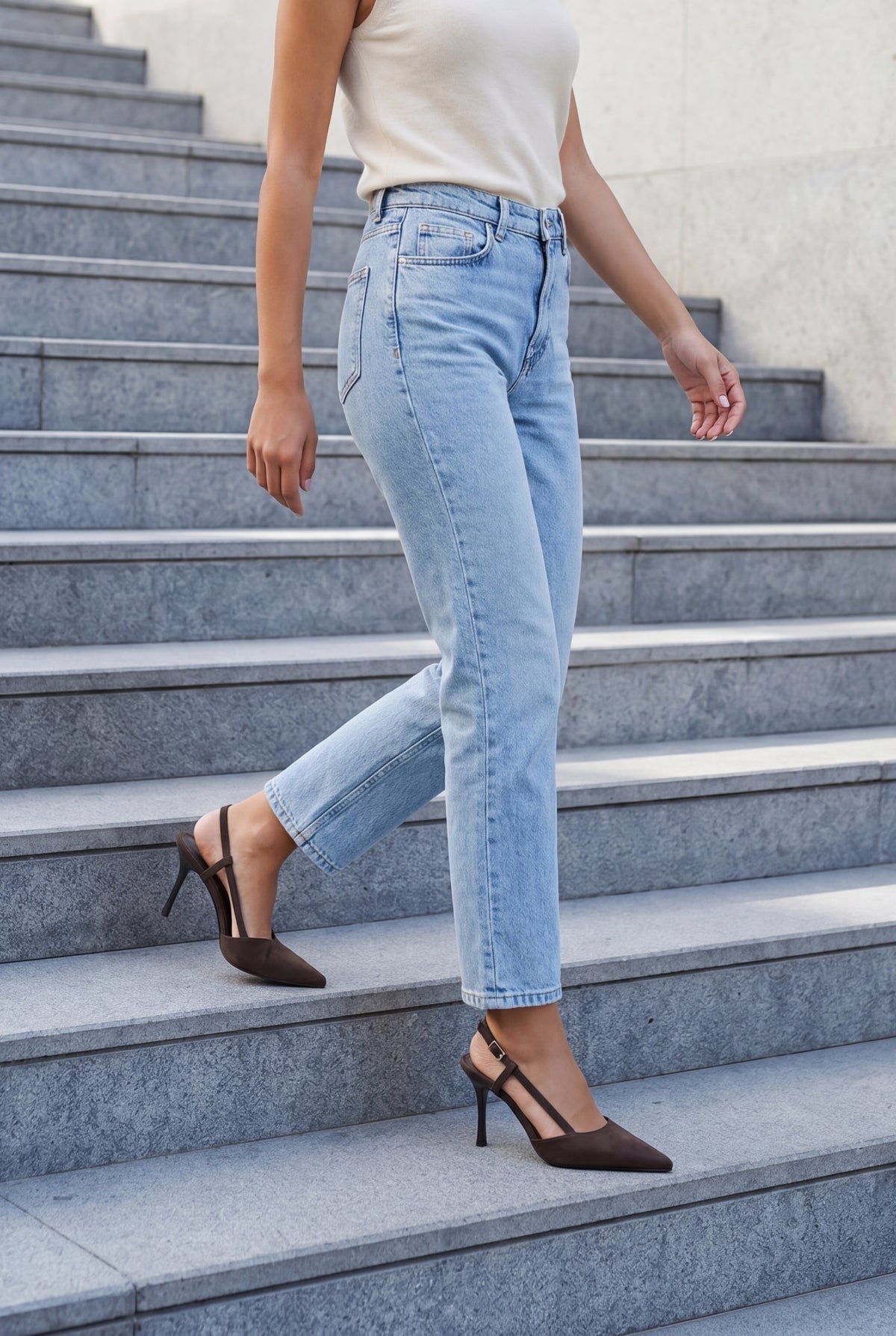 Marjin Tandor Kahve Süet sivri burun stiletto model üzerinde jean kombini